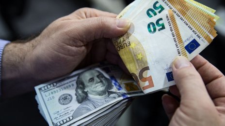 Еврото продължава да отслабва спрямо долара