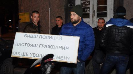 Няколко десетки служители на МВР протестираха мирно във Варна