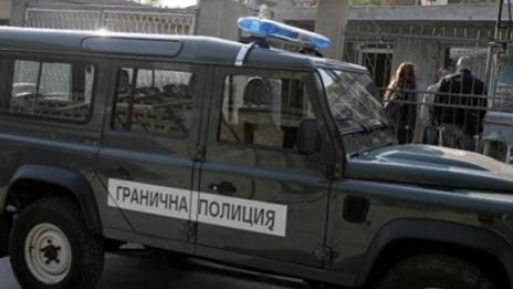 Задържаха каналджии с над 50 нелегални имигранти