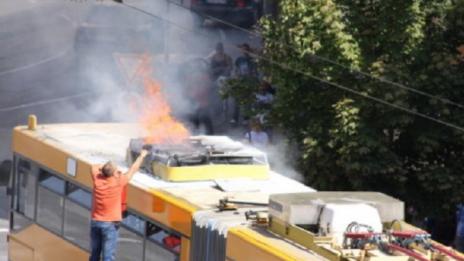 Тролейбус пламна в центъра на София