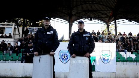 Варненските полицаи протестираха символично на стадион “Тича”