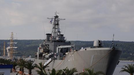 Гръцки военен кораб приема варненци на палубата си