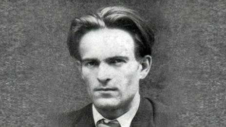 92-ма рецитират стихове на Вапцаров във Варна