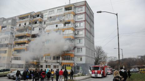 Пожар гори в апартамент във Варна (ВИЕДО)