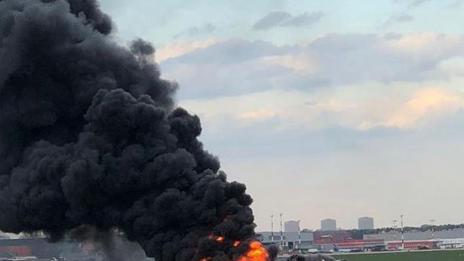 Руски самолет се запали при излитане