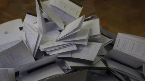 Столетницата се вторачи в един бъдещ вот: Бюлетини заедно с машини