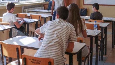 МОН върнало 44 000 деца в училище, 4000 пак отпаднали