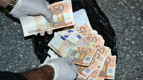Оставиха в ареста разследван за пласиране на фалшиви евро