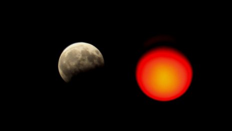 Тази вечер наблюдаваме най-дългото за XXI век пълно лунно затъмнение