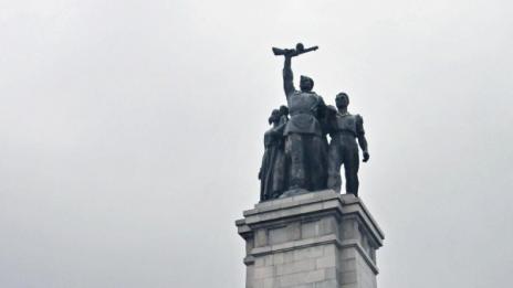 С надпис "Долу ръцете от Украйна" осъмна паметникът на Съветската армия