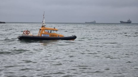 Засилват мониторинга на засегнатия от нефтения разлив варненския бряг до пълното почистване