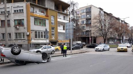 Автомобил се преобърна по таван на пловдивски булевард