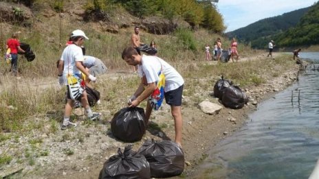 Варненски младежи раздават "Бира за смет" в неделя