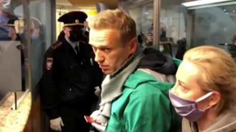 Русия спази заканите си – Навални кацна и веднага му сложиха белезници (ВИДЕО)