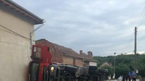 Камион се обърна в плевенско село, удари две къщи