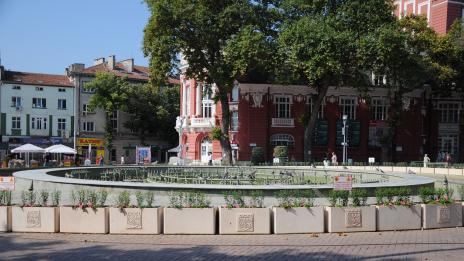 Пеещият шадраван до театъра пресъхна