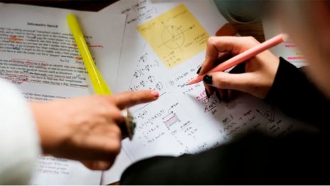 Учители искат промяна в учебните програми по математика и география