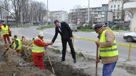 Заради „Тол Шипс“ бързат със строежа на паркинга до Малките терми