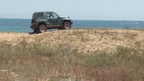 Санкционират 111 собственици на коли, паркирали върху дюни във Варненско 