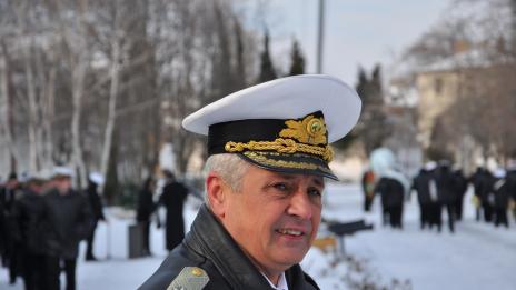 Екипи на ВМС спасяват бедстващи в преспите