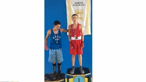 Четири медала взе „Черно море“ в боксовия шампионат за юноши 