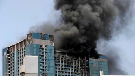Пожар избухна в 28-етажна кула в строеж в Абу Даби
