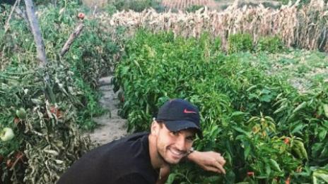 Първата ни тенис ракета Григор Димитров направи фототур в домашната градина