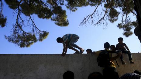Унгария вдига ограда на границата си с Румъния
