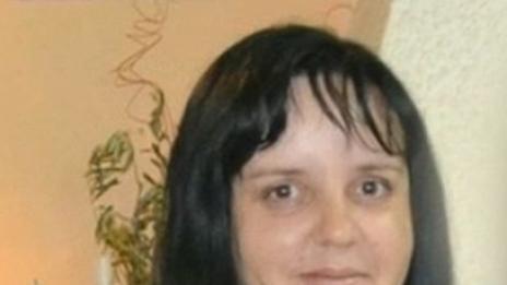 Акушерката удряла бебето, защото плачело