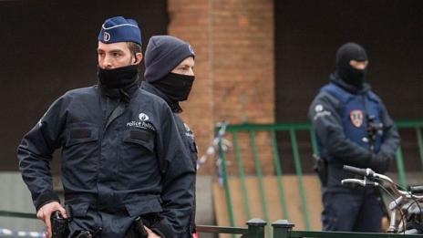 Полицията в Брюксел щурмува убежище на предполагаем терорист
