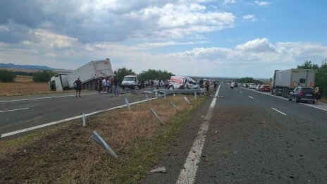ТИР помете мантинелата и се удари челно в автомобили на АМ "Тракия", има загинал