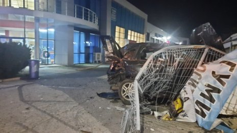 Кола влезе с над 100 км в час в магазин за автомобили