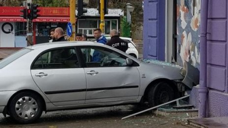 Едва ли тапетите са били на промоция, но водач влетя във витрината СНИМКИ