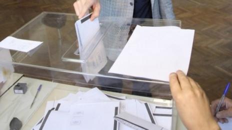 Кандидат за депутат агитира пред секция