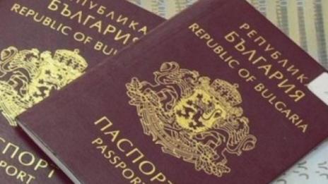 Скандалът с родния "Паспорт гейт" стигна до Франция