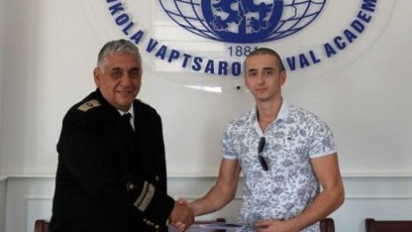 Наградиха студента от ВВМУ, спасил жена на втора буна във Варна