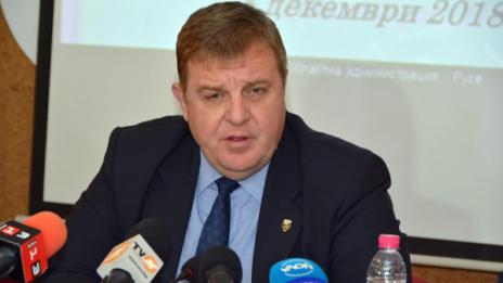 Самолет с Каракачанов кацна аварийно във Виена  