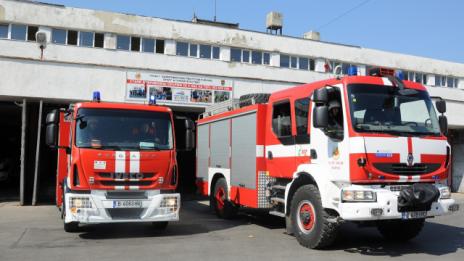 Пожарни до нивите по време на събирането на реколтата