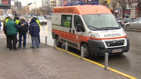 Разкарват с дни тежко болен с пневмония между болници