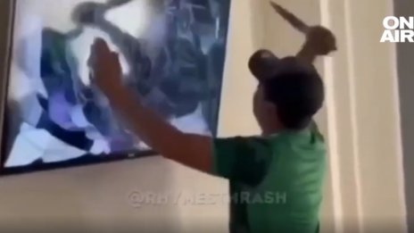 Да изтрещиш! Фен прободе телевизора си след загубата на Мексико ВИДЕО