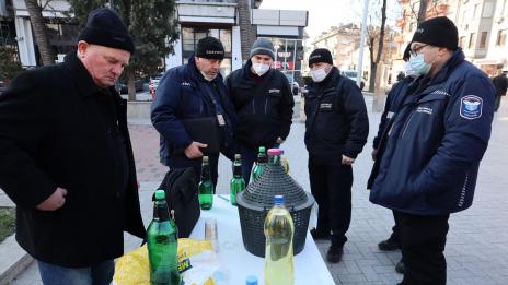 Всенародната "ваксинация" във Варна пропадна. А с ракия трябваше да е!
