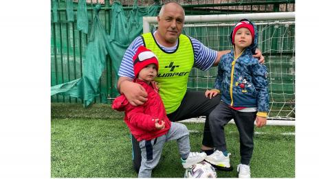 Премиерът в оставка го удари на футбол с внуците