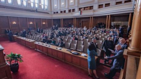 В парламента кворум на ръба. Шестима от "Воля" спасиха петъка