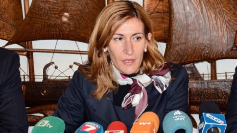 Николина Ангелкова: С 35% нарастват полетите до летищата Варна и Бургас