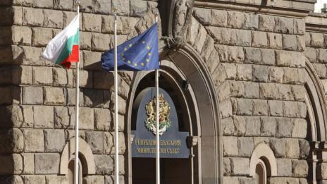Упрaвляващите са готови да гласуват вместо трима двама министри