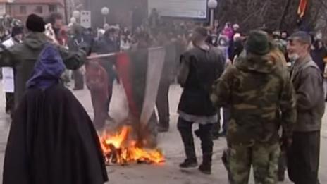 Трима получиха обвинения за палежа на българското знаме