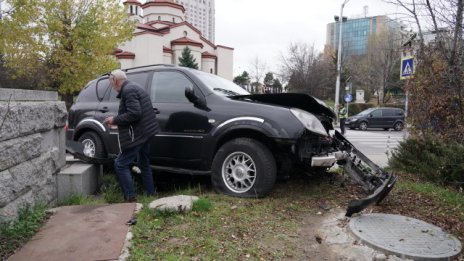 Джип скочи на тротоара след удар с друг автомобил