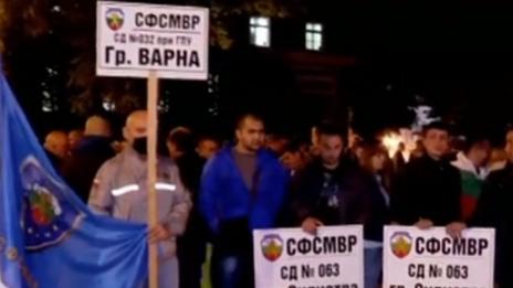Полицейският протест във Варна: На първа линия в борбата, а за увеличението - под чертата!