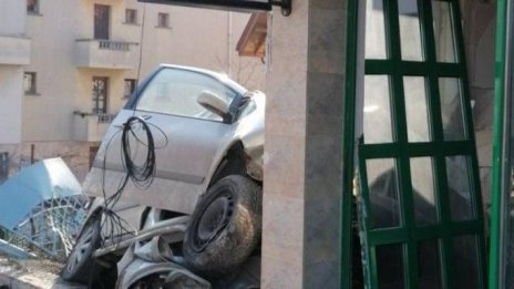 Камикадзе в погребална агенция! Връхлетя с кола в нея, рани двама 
