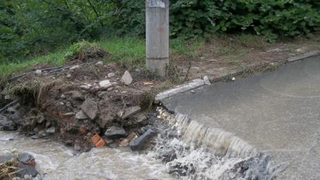 Социалните служби в наводнените райони приемат молби за еднократни помощи
